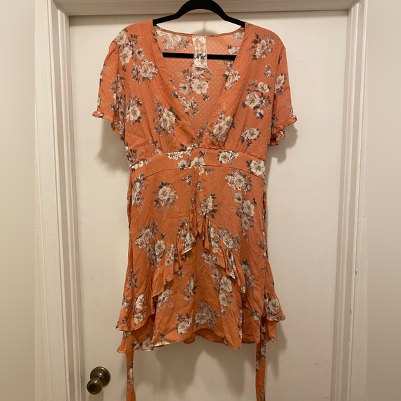 Sadie & Sage Plunge Neck Mini Dress Size Large Peach Floral - Picture 2 of 10